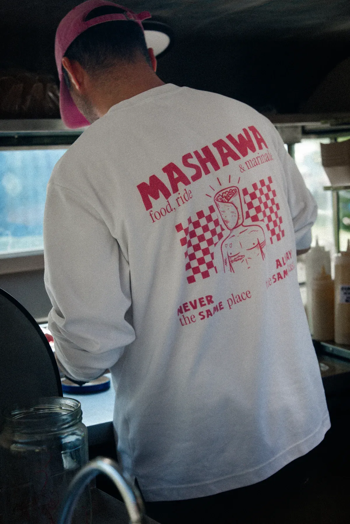 Pierre au fourneau dans la caravane Mashawa, t-shirt brand